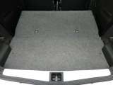 リヤシート背もたれを倒せば広い荷室になります