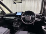 運転席まわりです。 各操作スイッチは使いやすい位置に配置されてます。