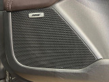【BOSEサウンドシステム】メーカーオプションの高品位サウンドシステムを搭載。専用のチューニングが施された大小様々なスピーカーから良質なサウンドが奏でられ、臨場感あふれる音響空間を演出します。