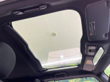 【ガラスルーフ】ガラスルーフ搭載で車内の解放感が一気にアップ!開放的なドライブをお楽しみいただけます。