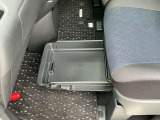 助手席下にも収納スペースがあります!車検証や、小物など収納できます!