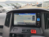 いまや必須装備「ナビゲーション」搭載!知らない場所に、スイスイッとドライブ。なんて便利な機能でしょうか?もう、これなしではハンドルを握れませんね!でも、運転中の操作は危険ですのでご注意ですね☆