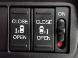運転席からもスライドドアをボタン操作でスピーディーに開閉できます!またスマートキーでも操作できるので便利です。