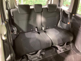 後部座席も気になるようなキズ・汚れやへたり等、大きなダメージはなく、良好な状態です。