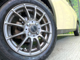 【14インチアルミホイール】外観にマッチしたアルミホイールを装着しております。各種アルミホイールや、スタッドレスタイヤも取扱いしております。是非ご相談ください♪