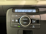 オートエアコン付きなので一度、気温を設定すれば自動的に過ごし易い温度に調整してくれますよ。 車内をいつでも快適空間にしてくれます。