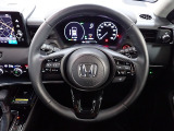 ハンドル左側にはオーディオ操作が出来るオーディオリモートコントロールスイッチ、右側にはHonda SENSINGとオートクルーズコントロールのスイッチを装備!