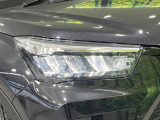 【LEDヘッドライト】悪天候や夜間走行時も良好な視界を確保し安心して運転できる高輝度LEDヘッドライトを装備!点灯速度が早く、消費電力も抑えられています。