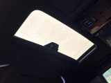【サンルーフ】開放感たっぷりの希少装備、サンルーフが装着されています!車内に明かりを取り入れたり景色を楽しむ以外にも、車内の空気も簡単に換気できて快適です!