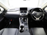 上質で落ち着いた印象のインパネ。視界も広々で運転しやすいです。
