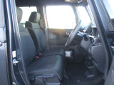 運転席と助手席は、ベンチシート仕様です。