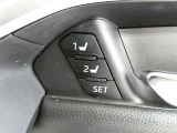 運転席のシートポジションを記憶・再現できるメモリー機能を搭載しています。