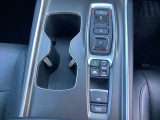 シフトはセレクトレバーのなくなったエレクトリックセレクターになっています。下に電子制御パーキングブレーキがあります。スイッチひとつでブレーキ力を自動的に最適制御できるパーキングシステムです。