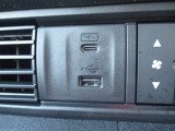 ナビ接続可能なUSBジャック充電用USBジャックが装備されています。