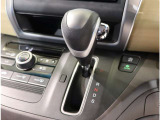 自然に手が届く距離に配置されたシフトレバー。