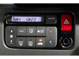 オートエアコン装備♪室内温度を設定すれば自動的に風量の調整をしてくれます♪車内をいつでも快適に保てます♪