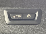 ●電動リアゲート:ワンタッチでリアゲートの開閉ができ、荷物などで両手が塞がっている状態でも簡単に開閉ができる便利機能です。