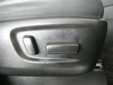 運転席電動シートは、シートポジションを細かく調整できるので長時間の運転もリラックスできますね。