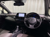 運転席まわりです。 各操作スイッチは使いやすい位置に配置されてます。