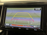 後方の見える安心をお届けするバックガイドモニター付:バックするときのアシストラインもあって楽々バック!車庫入れや縦列駐車をサポートし、苦手な駐車も安心です!今やもう手放せない装備ですネ♪