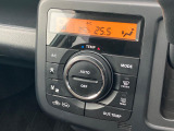 【オートエアコン】一度お好みの温度に設定すれば、車内の温度を検知し風量や温度を自動で調整。暑い&hellip;寒い&hellip;と何度もスイッチ操作をする必要はありません。快適な車内空間には必須の機能ですね♪