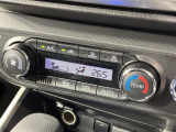 【オートエアコン】一度お好みの温度に設定すれば、車内の温度を検知し風量や温度を自動で調整。暑い&hellip;寒い&hellip;と何度もスイッチ操作をする必要はありません。快適な車内空間には必須の機能ですね♪