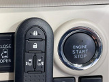 【キーフリーシステム】カバンやポケットに入れたままでもドアの施錠・解錠が可能なスマートキーを装備。エンジンのオン・オフ時もカギを取り出す必要が無いからとっても便利です♪