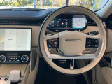 RANGEROVERのエレガントなステアリングはソフトレザーの握り心地の良いレザーを使用しています。
