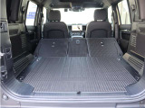 リアシートを倒すことで長尺物の積載も可能。アウトドア用品や大きな荷物も積み込みやすく、日常使いからレジャーまで幅広く活躍します。使い勝手の良いラゲッジスペースもDEFENDER110の魅力の一つです。