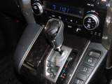 誤操作の少ないゲート式シフトレバーを装備しております。