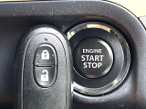 【キーレススタートシステム】カバンやポケットに入れたままでもドアの施錠・解錠が可能なスマートキーを装備。エンジンのオン・オフ時もカギを取り出す必要が無いからとっても便利です♪
