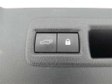 ワンタッチでバックドアが開閉。重たいバックドアも力いらずで開閉できる便利なパワーバックドア付きです!