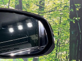 【ブラインドスポットモニター】走行中、ドアミラーの死角になりやすい箇所に後続車が接近するとサイドミラーのレンズに警告を表示!ドライバーに注意喚起をしてくれます。