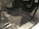 内装工程では、中古車を気持ちよくお乗りいただけるよう清掃しております。シートの洗浄はもちろん、ニオイの元となるフロアカーペットまで洗浄・消臭を実施。