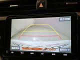 車庫入れなど後進運転時に死角をモニターで確認ができて安全です♪ ステアリング操作の参考になるガイド線も表示しますので車庫入れがニガテな方も安心ですネ!