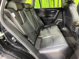 後部座席も気になるようなキズ・汚れやへたり等、大きなダメージはなく、良好な状態です。