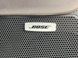 【BOSEサウンドシステム】メーカーオプションの高品位サウンドシステムを搭載。専用のチューニングが施された大小様々なスピーカーから良質なサウンドが奏でられ、臨場感あふれる音響空間を演出します。