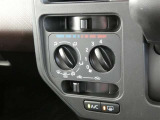 マニュアルエアコン装着です。夏は、快適に、冬でも車内の曇りを取ってくれるので安全です。