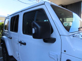 弊社では、ご納車後からお客様との本当のお付き合いが始まるものと考えております。ご納車前の法定点検整備は最新鋭の設備を整えた併設の「Jeep 認証工場」にて、正規ディーラークオリティにより実施致します。