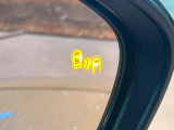 【ブラインドスポットモニター】走行中、ドアミラーの死角になりやすい箇所に後続車が接近するとサイドミラーのレンズに警告を表示!ドライバーに注意喚起をしてくれます。
