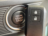 【アイドリングストップ】赤信号や渋滞で停車した際にエンジンを停止し、無駄な燃料の消費を抑えます。燃費向上や環境保護につなげる機能♪エンジンはブレーキを離せば再始動します。