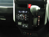 オートエアコンを装備しておりますので、四季を通じて車内を快適な温度に保つことが出来ます!高級感が有りますね!
