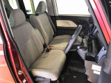 運転席の座面高さを調整できるシートリフターが付いています。フロントシートはベンチシートを採用で、座面も広く使い勝手もいいですよ♪