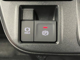 【電動パーキングブレーキ+オートブレーキホールド機能】 指先だけで簡単に操作が可能なパーキングブレーキ、スイッチを押すとブレーキペダルから足を離してもブレーキを保持できるオートブレーキホールド搭載。