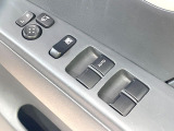【電動格納ミラー】サイドミラーは電動格納式となっており、狭い駐車場でもキズがつくリスクを抑えられます。