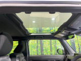 【ガラスルーフ】ガラスルーフ搭載で車内の解放感が一気にアップ!開放的なドライブをお楽しみいただけます。