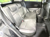 後部座席も気になるようなキズ・汚れやへたり等、大きなダメージはなく、良好な状態です。