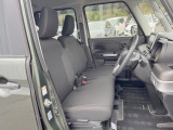 運転席シート廻りは使用感も少なく、良好な状態となっています。前オーナー様が丁寧に使っていたことがよくわかりますね。