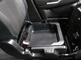 助手席のシート下は大容量の収納スペース♪季節の変化で使用しない物など収納可能です♪