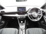 【運転席・インパネまわり】 ハンドル・シート・フロアーなど隅々までプロによるクリーニング済み☆彡キレイな車内でドライブが一層快適にお楽しみいただけます!!